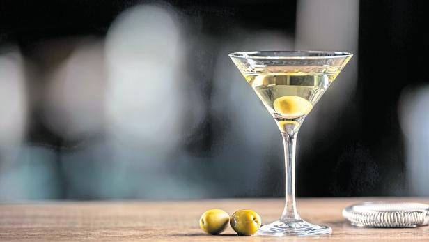 Ein Dry Martini Cocktail mit Gin, trockenem Wermut und einer Olive als Garnitur.