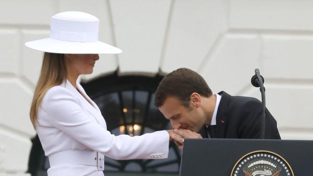 Mrs. Trump trug den weißen Hut am 24. April 2018 bei der Begrüßung von Präsident Macron im Weißen Haus