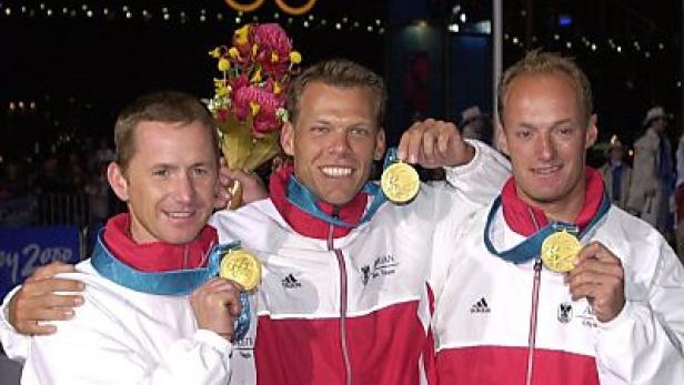Drei Männer mit Goldmedaillen bei den Olympischen Spielen.