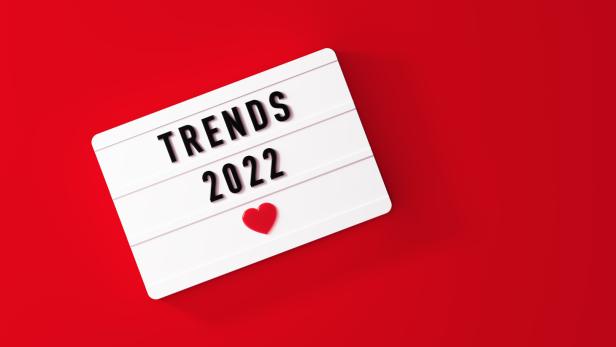 Eine Leuchttafel zeigt die Aufschrift „Trends 2022“ mit einem roten Herz.