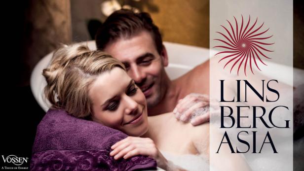 Ein Paar entspannt zusammen in einer Badewanne mit Schaum.