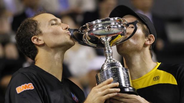 Alexander Peya (R) of Austria and Bruno Soares of Brazil kiss their trophy after winning their men&#039;s doubles finals match against Leander Paes of India and Radek Stepanek of the Czech Republic at the Japan Open tennis championships in Tokyo October 7, 2012. REUTERS/Yuriko Nakao (JAPAN - Tags: SPORT TENNIS)