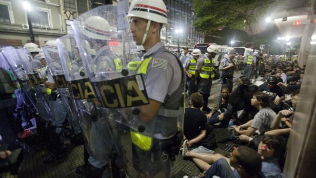 Bei Protesten gegen die bevorstehende Fußball-WM-Endrunde ist es am Samstag in der brasilianischen Metropole Sao Paulo zu Krawallen gekommen.