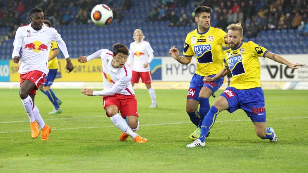 Fußballspieler während eines Spiels in Aktion.