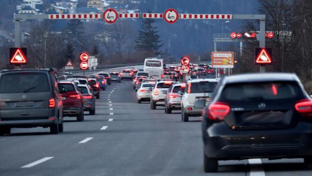 Langer Rückstau nach Lkw-Unfall auf Brennerautobahn