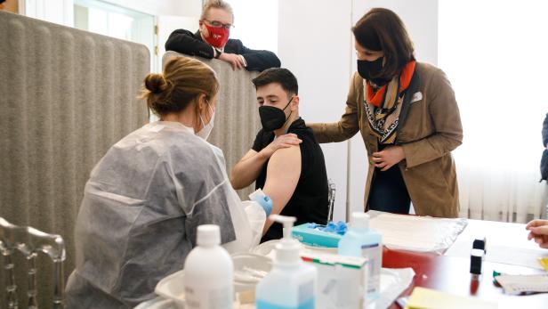 Wiens Gesundheitsstadtrat Peter Hacker und Verfassungsministerin Karoline Edtstadler bei einer Impfaktion im Kanzleramt am Samstag
