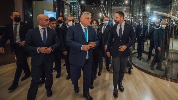 Viktor Orbán und Santiago Abascal betreten gemeinsam ein Gebäude.
