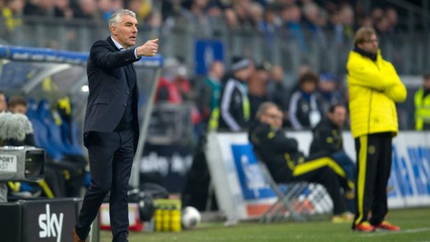 Marco Rose gibt Anweisungen am Spielfeldrand, während Jürgen Klopp daneben steht.