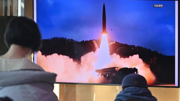 Menschen schauen Nachrichten-Sendung in Nordkoreas Nachbarland Südkorea