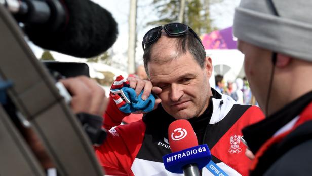 Ein Mann im österreichischen Olympia-Team weint während eines Interviews.