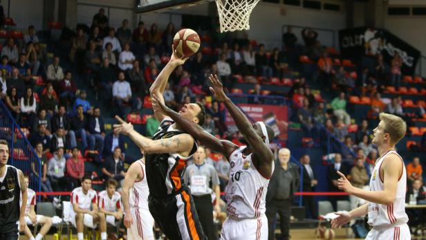 Zwei Basketballspieler kämpfen um den Ball während eines Spiels.