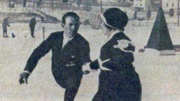 Ein Mann und eine Frau laufen auf Schlittschuhen auf einer Eisfläche.