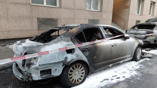 Brennende Polizeiautos: Spuren deuten auf gezielten Anschlag hin