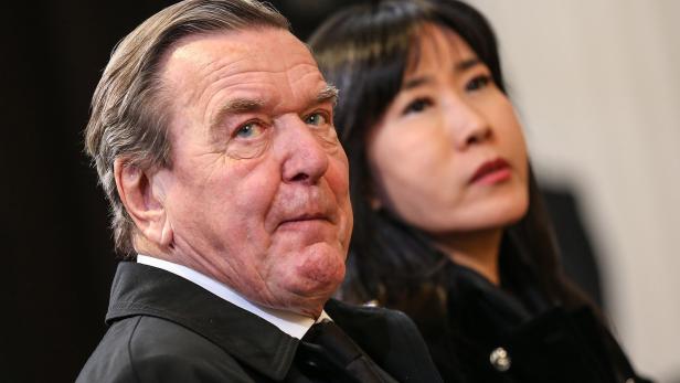 Deutscher Ex-Kanzler Schröder und Ehefrau mit Corona infiziert