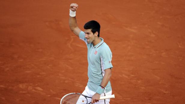epa03726989 Novak Djokovic of Serbia reacts after winning his third round match against Grigor Dimitrov of Bulgaria at the French Open tennis tournament at Roland Garros in Paris, France, 01 June 2013. EPA/YOAN VALAT