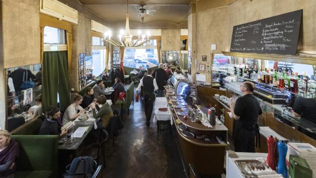 Das Café Jelinek in der Otto-Bauer-Gasse in guten Zeiten, noch vor der Corona-Pandemie. Hier war es früher schwer, einen Platz zu bekommen – heute ist das anders.