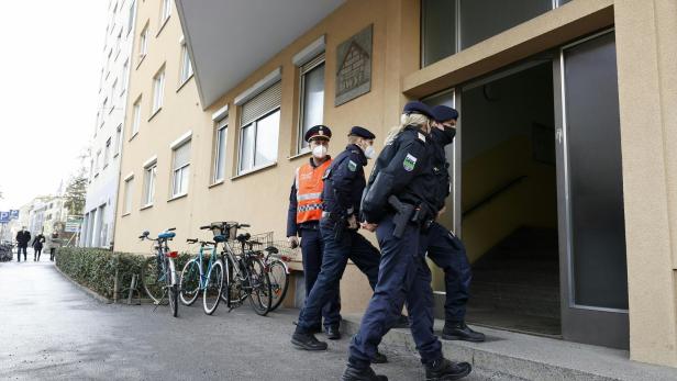 Die Polizei am Schauplatz eines Gewaltverbrechens in Graz am Dienstag.