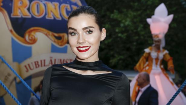Gefälschter Impfpass? Ermittlungen gegen Model Nathalie Volk