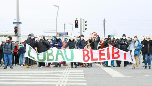Eine Demonstration anl. der Räumung des Protestcamps von Umweltschützern auf der geplanten Baustelle der Wiener Stadtstraße