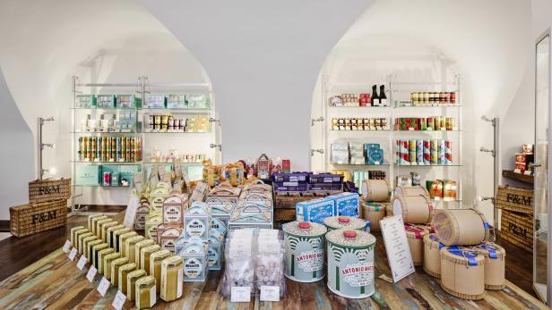 Ein Feinkostladen mit Regalen voller Süßwaren und Spezialitäten wie „Antonio Mattei“ Kekse.