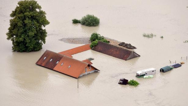 APA13042734-2 - 03062013 - SCHÄRDING - ÖSTERREICH: ZU APA-TEXT CI - Ein Gehöft das vom über die Ufer getretenen Inn überschwemmt wurde bei Schärding am Montag, 3. Juni 2013. Nach tagelangen heftigen Regenfällen kommt es in weiten Teilen Österreichs zu Überschwemmungen. APA-FOTO: MANFRED FESL