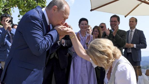 Karin Kneissl ließ ihre Ponys in ihre neue Heimat Russland fliegen