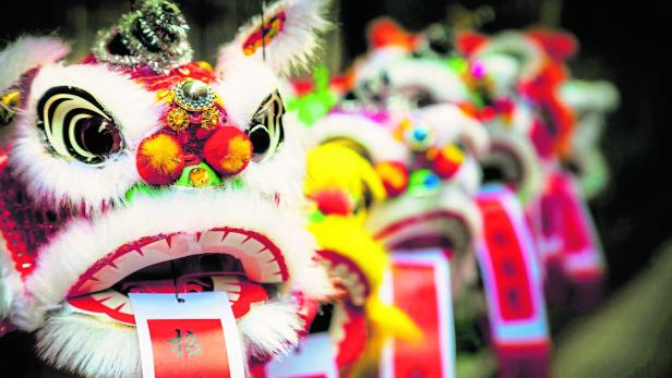 Nahaufnahme von traditionellen chinesischen Löwentanzmasken.