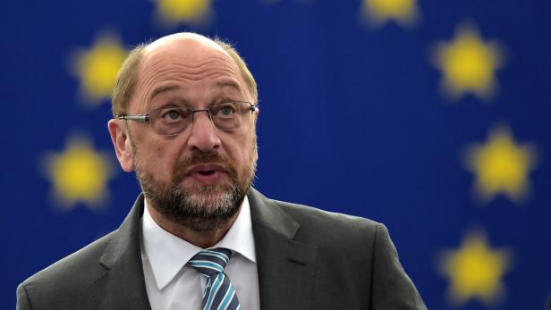 Martin Schulz vor der Europafahne während einer Rede.
