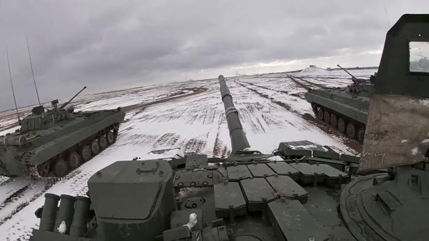 Russische Panzer beim Militärmanöver in Belarus