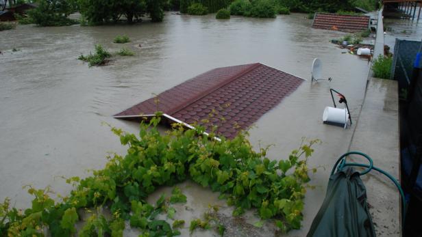 1500 Kubikmeter Wasser pro Stunde wurden über den Damm in die Donau zurückgepumpt.