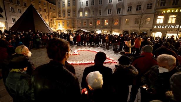 Am 6. 2., werden auf dem Linzer Hauptplatz Kerzen entzündet; der öffentliche Verkehr wird nicht beeinträchtigt