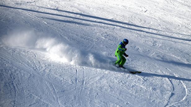 Skifahrer in Salzburg harrte stundenlang in engem Graben aus