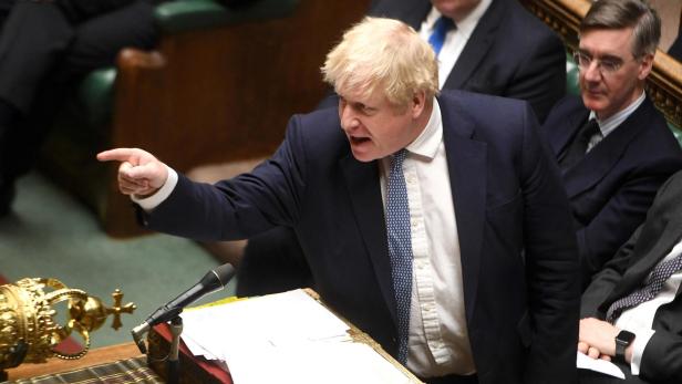 Boris Johnson gestikuliert während einer Rede im Parlament.