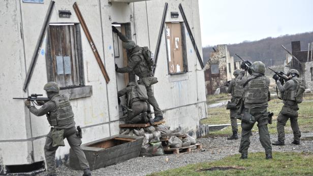 Schwer bewaffnete Soldaten üben mitten in Wiener Neustadt
