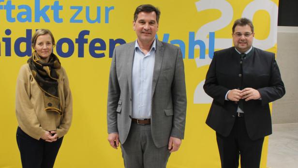 Bürgermeister- und Vizebürgermeisterkandidaten Werner Krammer (M.) und Mario Wührer (r.) mit Gudrun Schindler-Rainbauer, die neue Stadträtin werden soll