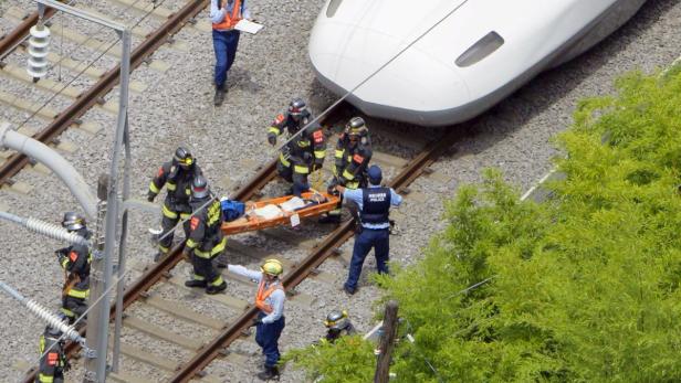 Rettungskräfte bergen eine verletzte Person unter einem Zug.