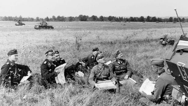 Blitzkrieg in Frankreich: Rommel mit seinen Offizieren auf dem Vormarsch. Wurde der durch Unmengen von Aufputschmitteln beschleunigt?