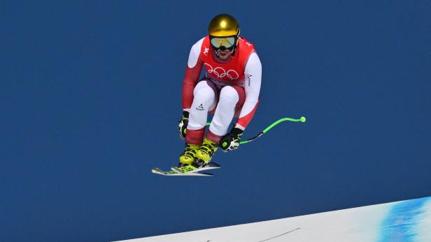 Ein Skifahrer springt während eines Trainings in Peking 2022.