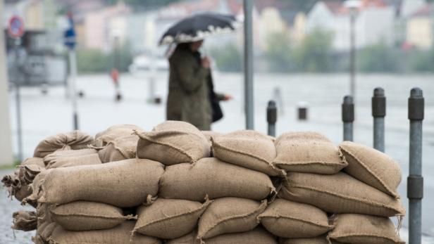 Gefüllte Sandsäcke liegen am 01.06.2013 am Ufer der hochwasserführenden Donau in Passau (Bayern). Nach dem tagelangen Dauerregen hat sich die Hochwasserlage in Bayern weiter verschärft. Die Stadt Passau bereitet sich auf Überschwemmungen vor. Foto: Armin Weigel/dpa +++(c) dpa - Bildfunk+++
