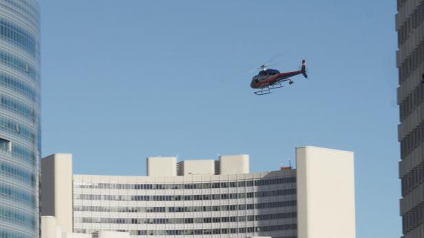 Netflix-Dreh: Polizei-Helikopter mit Kamera auf Landeschiene