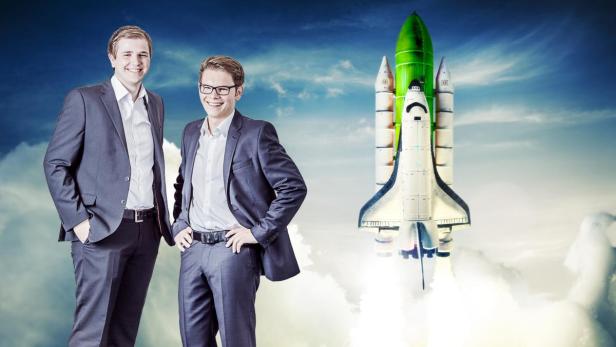 Zwei Männer in Anzügen stehen vor einer startenden Rakete.