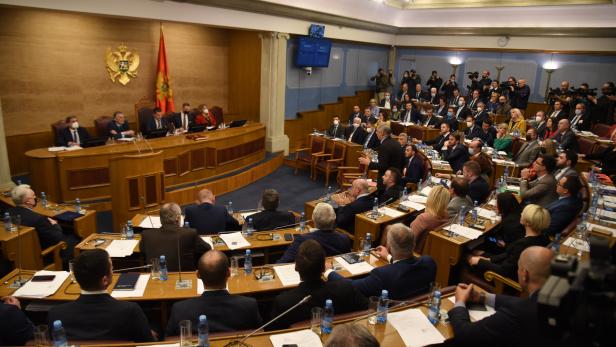 Montenegros Parlament hält eine Sitzung über ein Vertrauensvotum der Regierung ab.