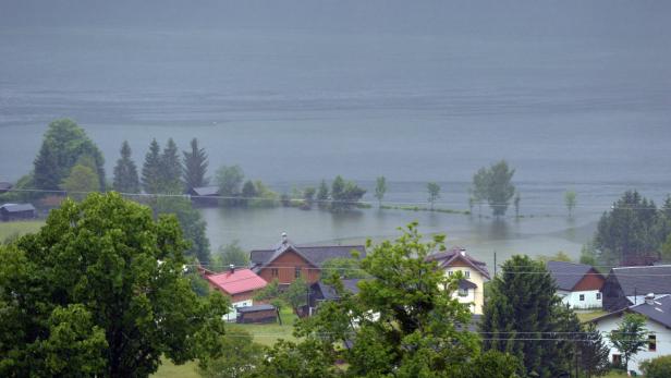 Der über die Ufer getretene Hallstätter See bei bei Steeg im Salzkammergut.