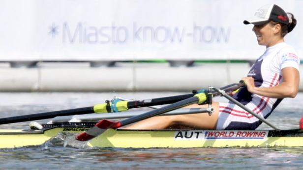 epa01839722 Michaela Taupe-Traer of Austria in action during the women&#039;s Lightweight Single Sculls Semi-finals at the Rowing World Championships in Poznan, Poland, 28 August 2009. EPA/ADAM CIERESZKO POLAND OUT