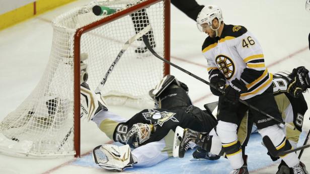 Boston Bruins&#039; David Krejci (46) scores on Pittsburgh Penguins goalie Tomas Vokoun during the third period of Game 1 of their NHL Eastern Conference finals hockey playoff series in Pittsburgh, Pennsylvania June 1, 2013. REUTERS/Brian Snyder (UNITED STATES - Tags: SPORT ICE HOCKEY)