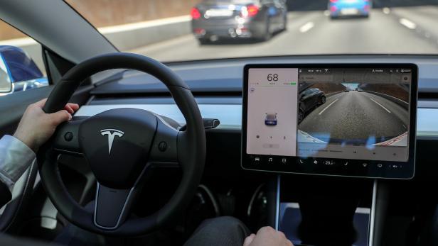 Video: Selbstfahrender Tesla fährt gegen Pfosten