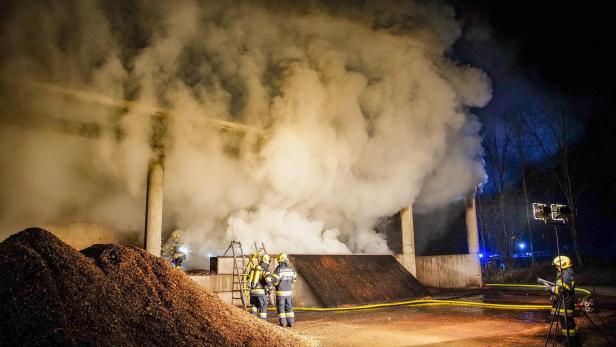 Brand in Biomasse-Heizwerk: 150 Feuerwehrleute im Einsatz