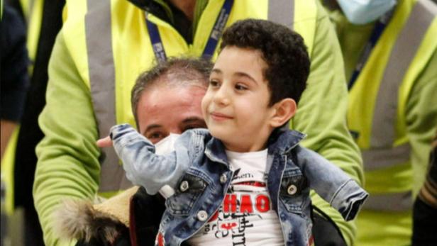 Mustafa mit seinem Vater bei der Ankunft in Italien