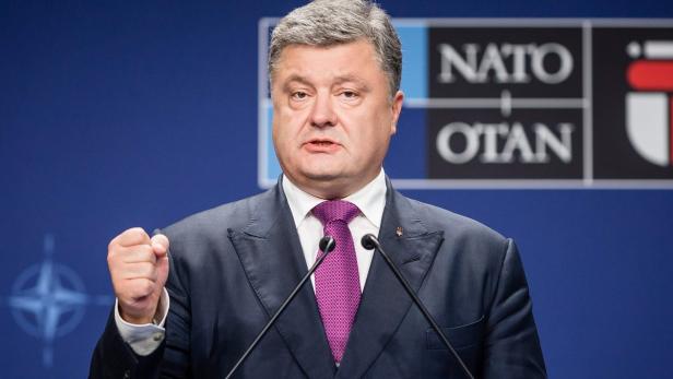 Petro Poroschenko bei einer Rede vor dem Hintergrund des NATO-Logos.