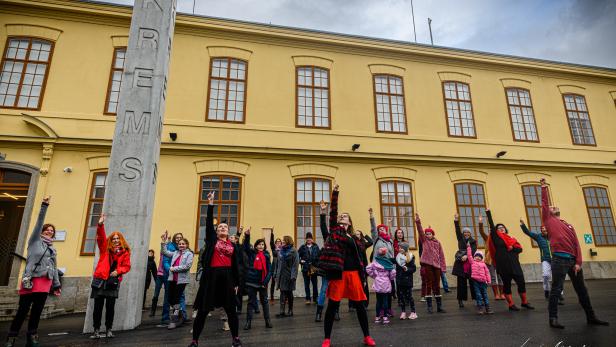 Tanzende Kundgebung gegen Gewalt an Frauen in Krems